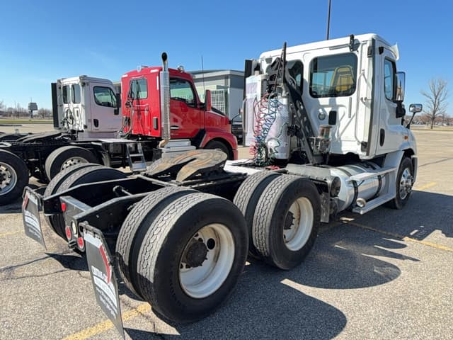 Image of Freightliner Cascadia 113 equipment image 3