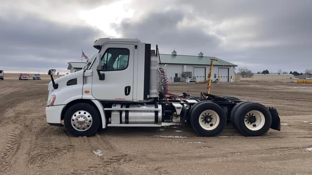 Image of Freightliner Cascadia 113 equipment image 3