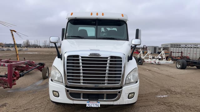 Image of Freightliner Cascadia 113 equipment image 1