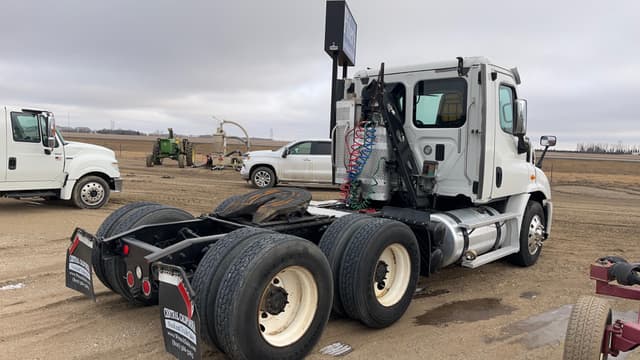 Image of Freightliner Cascadia 113 equipment image 4