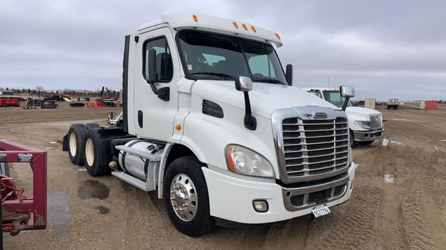 Image of Freightliner Cascadia 113 equipment image 2