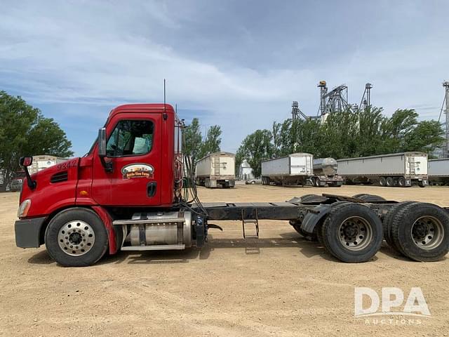 Image of Freightliner Cascadia 113 equipment image 3