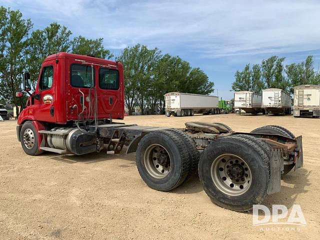 Image of Freightliner Cascadia 113 equipment image 4