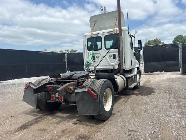 Image of Freightliner Cascadia 113 equipment image 4