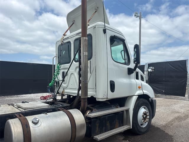 Image of Freightliner Cascadia 113 equipment image 3