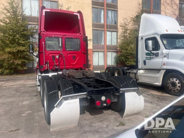 Image of Freightliner Cascadia 113 equipment image 2