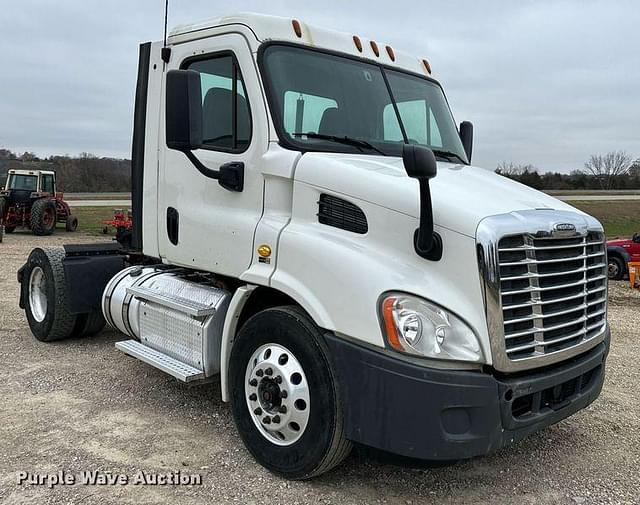 Image of Freightliner Cascadia 113 equipment image 2