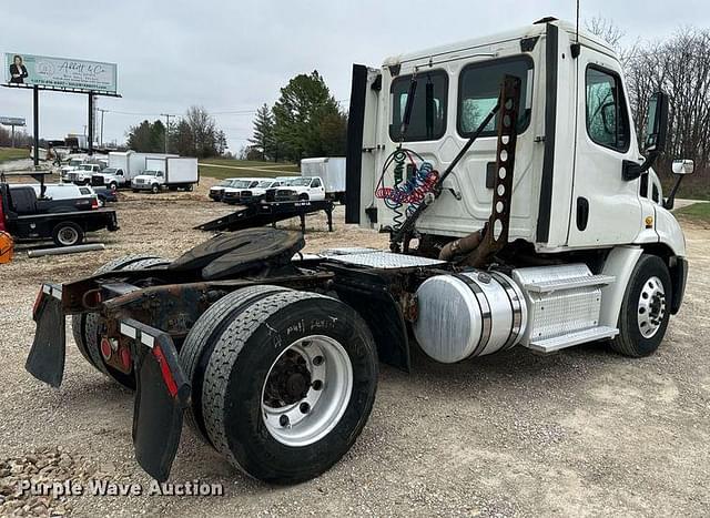 Image of Freightliner Cascadia 113 equipment image 4