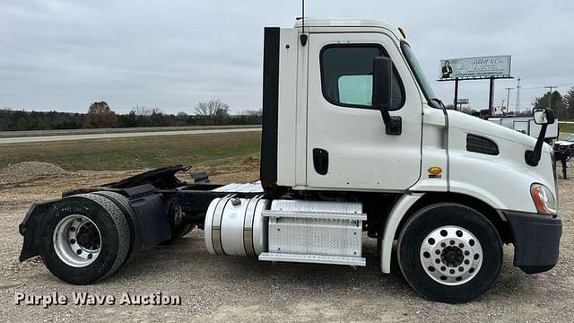 Image of Freightliner Cascadia 113 equipment image 3