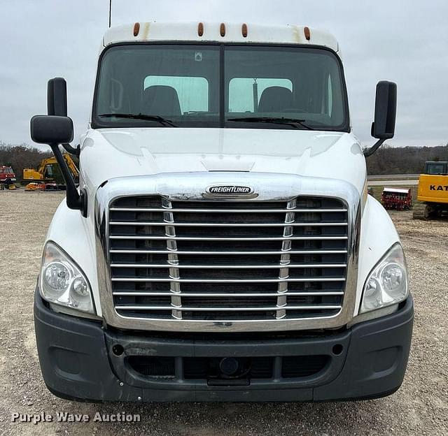 Image of Freightliner Cascadia 113 equipment image 1