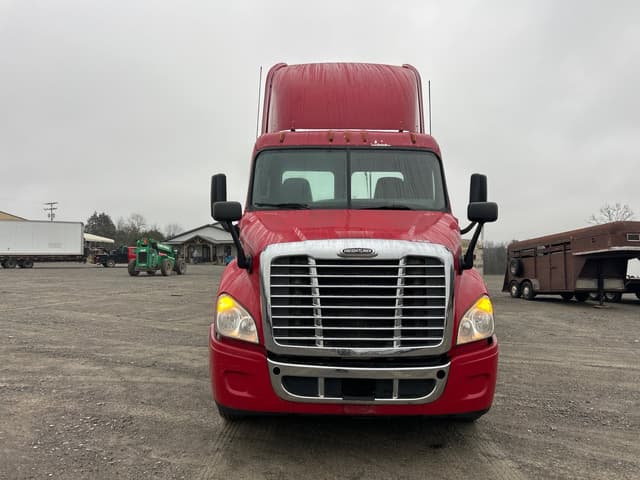 Image of Freightliner Cascadia 113 equipment image 2