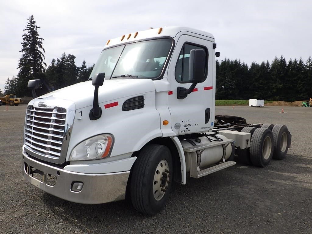 2013 Freightliner Cascadia 113 Equipment Image0