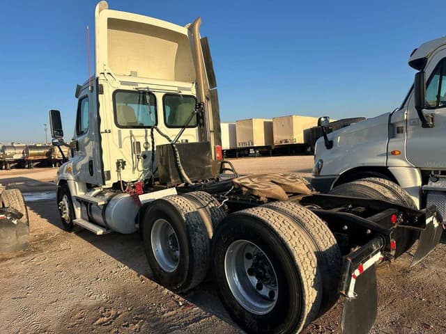 Image of Freightliner Cascadia 125 equipment image 4