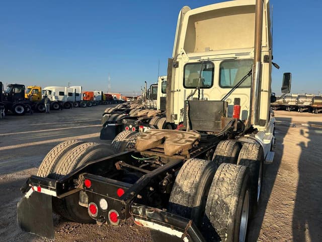 Image of Freightliner Cascadia 125 equipment image 2