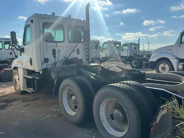 Image of Freightliner Cascadia 125 equipment image 4
