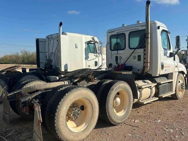 Image of Freightliner Cascadia 125 equipment image 3