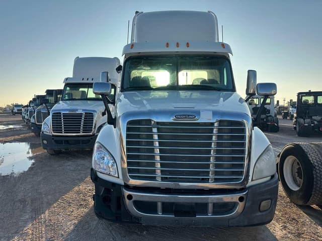 Image of Freightliner Cascadia 125 equipment image 3