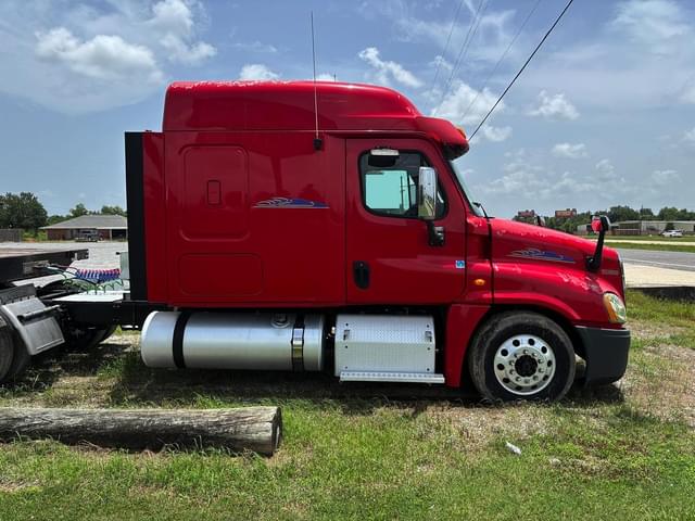 Image of Freightliner Cascadia 125 equipment image 2