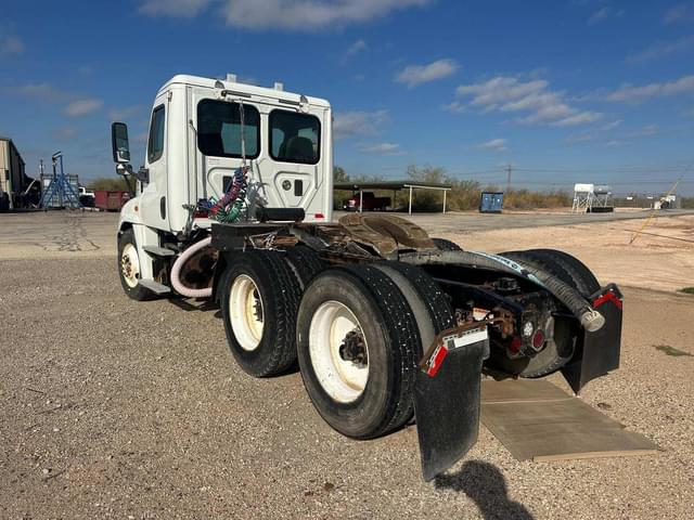 Image of Freightliner Cascadia 125 equipment image 3
