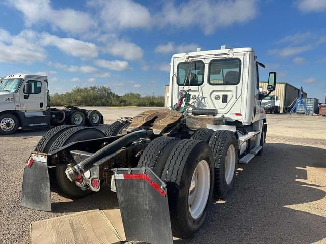 Image of Freightliner Cascadia 125 equipment image 2