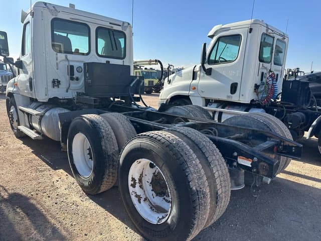 Image of Freightliner Cascadia 125 equipment image 4