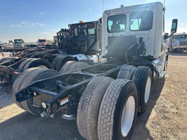 Image of Freightliner Cascadia 125 equipment image 3