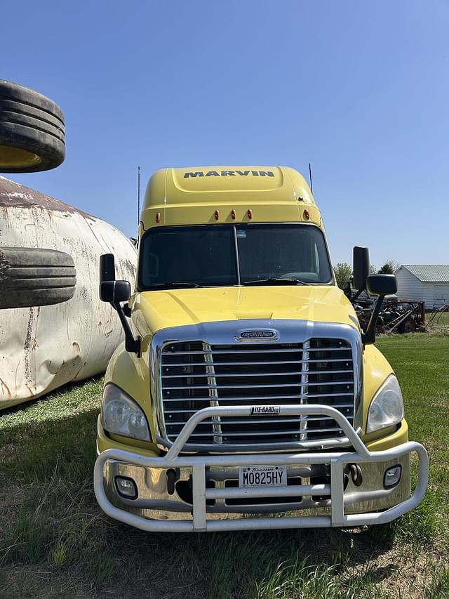 Image of Freightliner Cascadia 125 equipment image 1