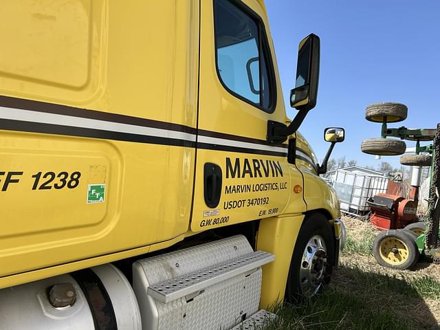 Image of Freightliner Cascadia 125 equipment image 4