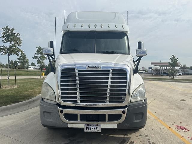 Image of Freightliner Cascadia 125 equipment image 4