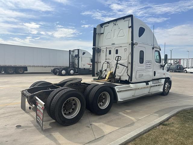 Image of Freightliner Cascadia 125 equipment image 2