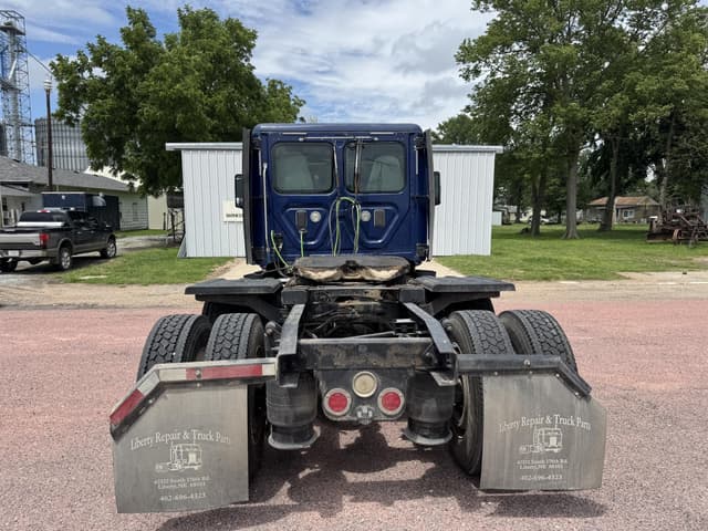 Image of Freightliner Cascadia 125 equipment image 3