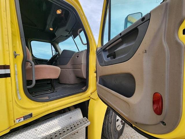 Image of Freightliner Cascadia 125 equipment image 4