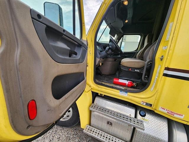 Image of Freightliner Cascadia 125 equipment image 3
