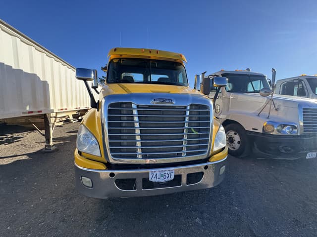 Image of Freightliner Cascadia 125 equipment image 3