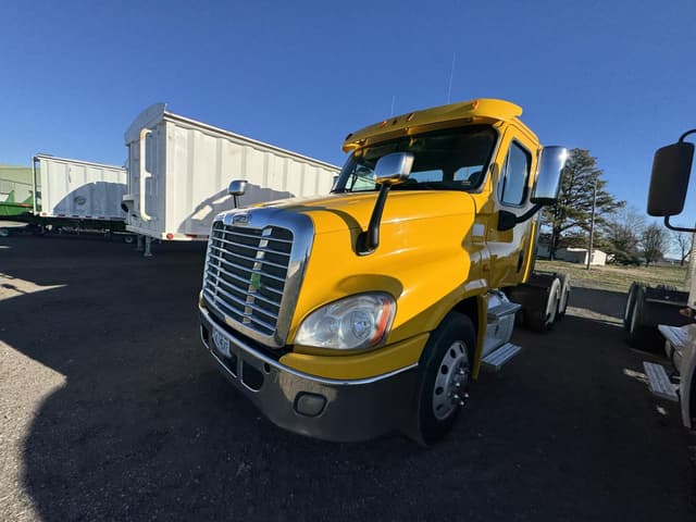 Image of Freightliner Cascadia 125 equipment image 1