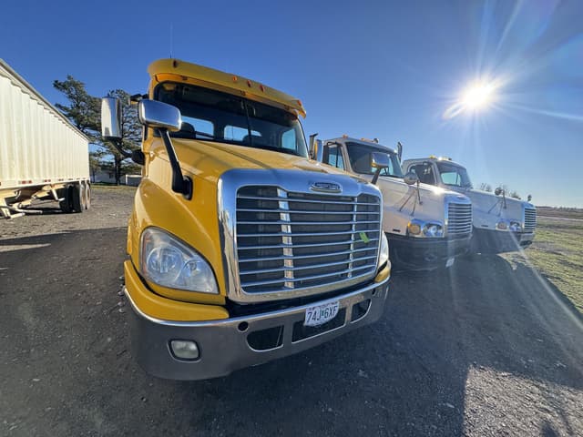 Image of Freightliner Cascadia 125 equipment image 4