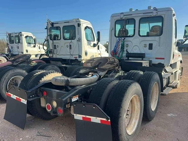Image of Freightliner Cascadia 125 equipment image 2