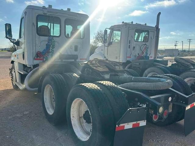 Image of Freightliner Cascadia 125 equipment image 3
