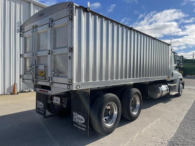 Image of Freightliner Cascadia 125 equipment image 3