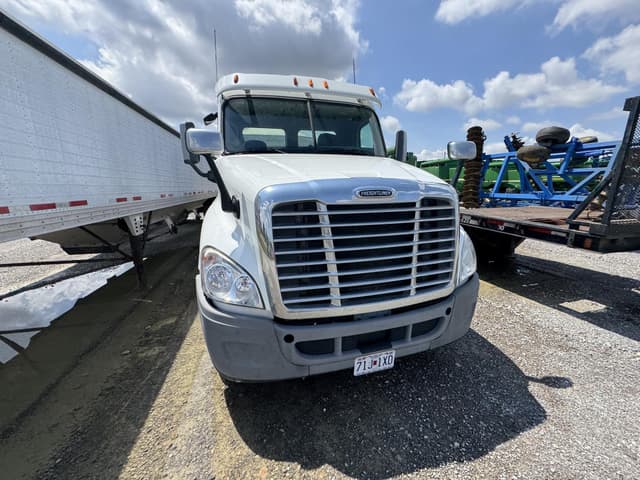 Image of Freightliner Cascadia 125 equipment image 3