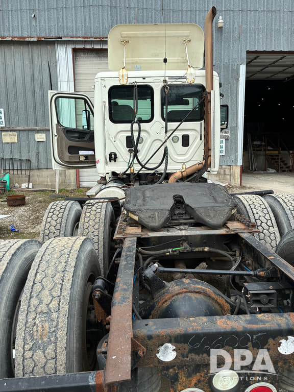 Image of Freightliner Cascadia 125 equipment image 2