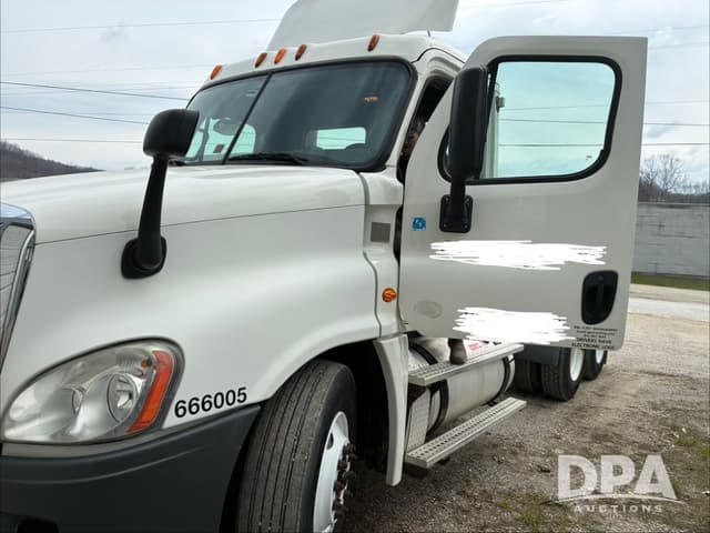 Image of Freightliner Cascadia 125 equipment image 1
