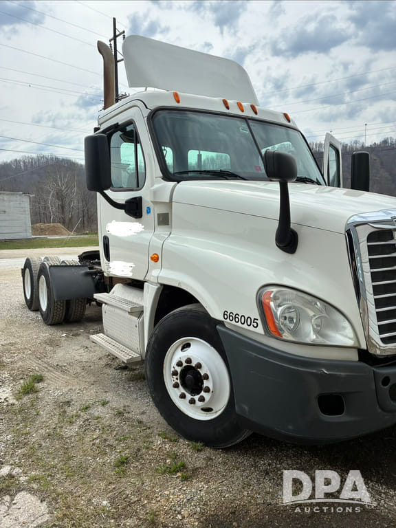 2013 Freightliner Cascadia 125 Equipment Image0