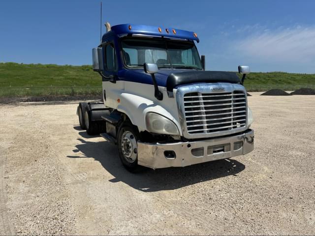 Image of Freightliner Cascadia 125 equipment image 2