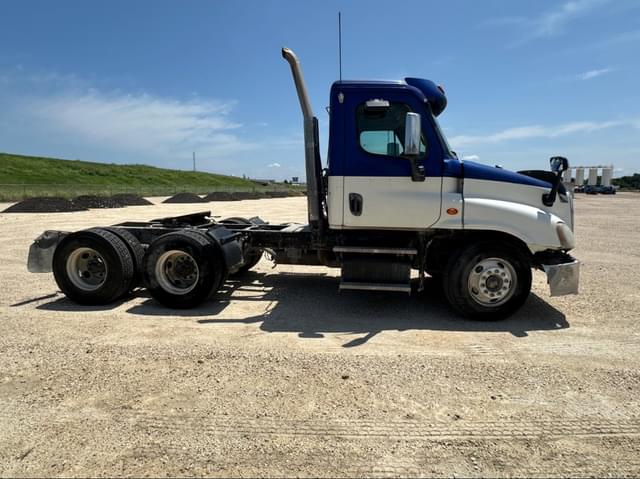 Image of Freightliner Cascadia 125 equipment image 3