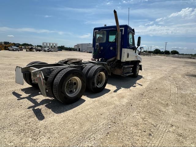 Image of Freightliner Cascadia 125 equipment image 4
