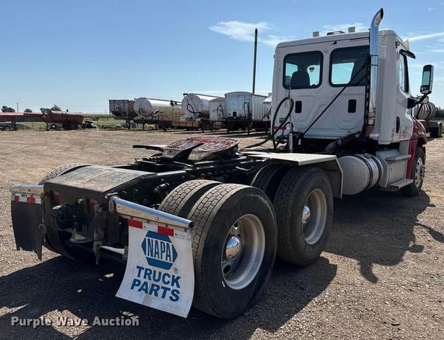 Image of Freightliner Cascadia 125 equipment image 4