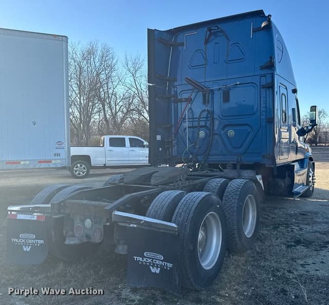 Image of Freightliner Cascadia 125 equipment image 4