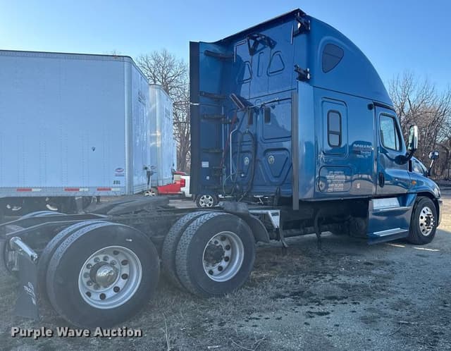 Image of Freightliner Cascadia 125 equipment image 3