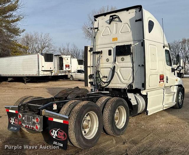 Image of Freightliner Cascadia 125 equipment image 4